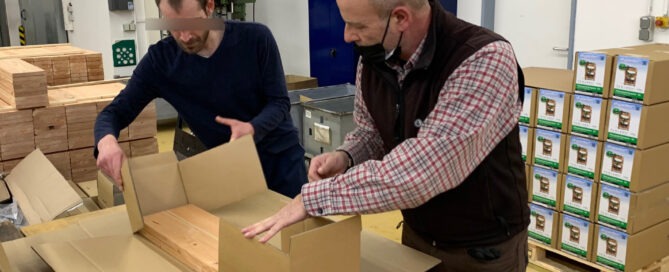 Pflanzgestelle für DEHNER werden in der Sozialen Einrichtung gepackt