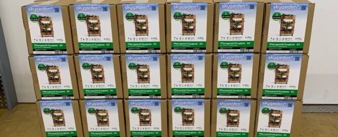 Pflanzgestelle für DEHNER werden in der Sozialen Einrichtung gestapelt