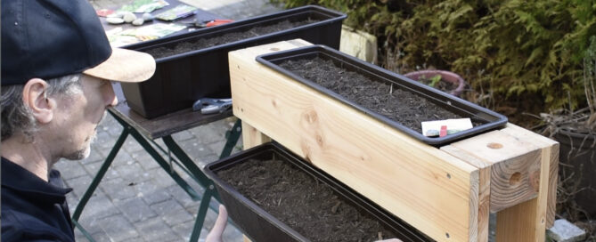 Einlegen der Aussaat in das Pflanzgestell SKY02 für die Gartensaison 2022