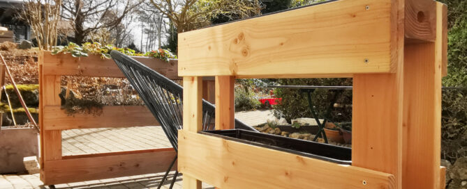 Gartensaison 2022 mit den neuen, quadratischen Pflanzgestellen von Pluspal. Es keimt schon...