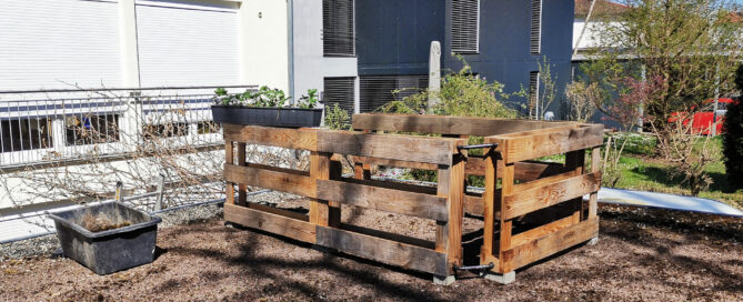 carportgarten - pflanze im pflanzgestell im ersten, echten skygarten von Pluspal