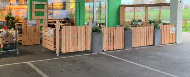 Café Gastronomie Ausstattung – Bäckerei mit Sitzplätzen im Freien