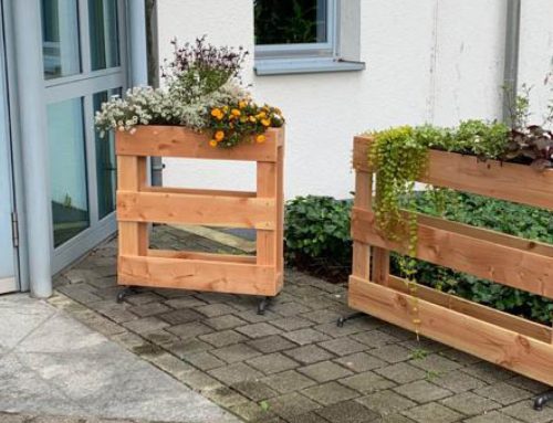 Pflanzgestelle für den Firmeneingang in Wilburgstetten