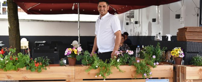 Restaurant Kösk - Besitzer vor der Terrasse mit Sichtschutz aus Holz